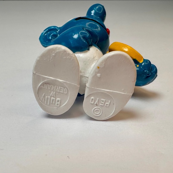 Vintage Cookie Smurf Figurine with Cookie | Peyo Bully Smurf | Classic Smurf - Picture 4 of 4